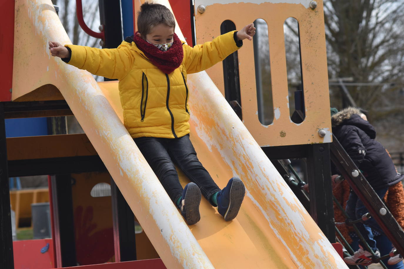 Fotos: Ilusiones infantiles en el parque de Aguilar tras un año cerrado