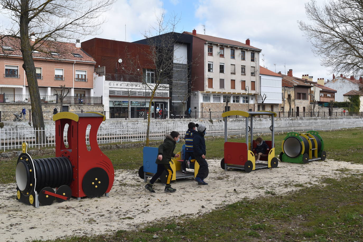 Fotos: Ilusiones infantiles en el parque de Aguilar tras un año cerrado