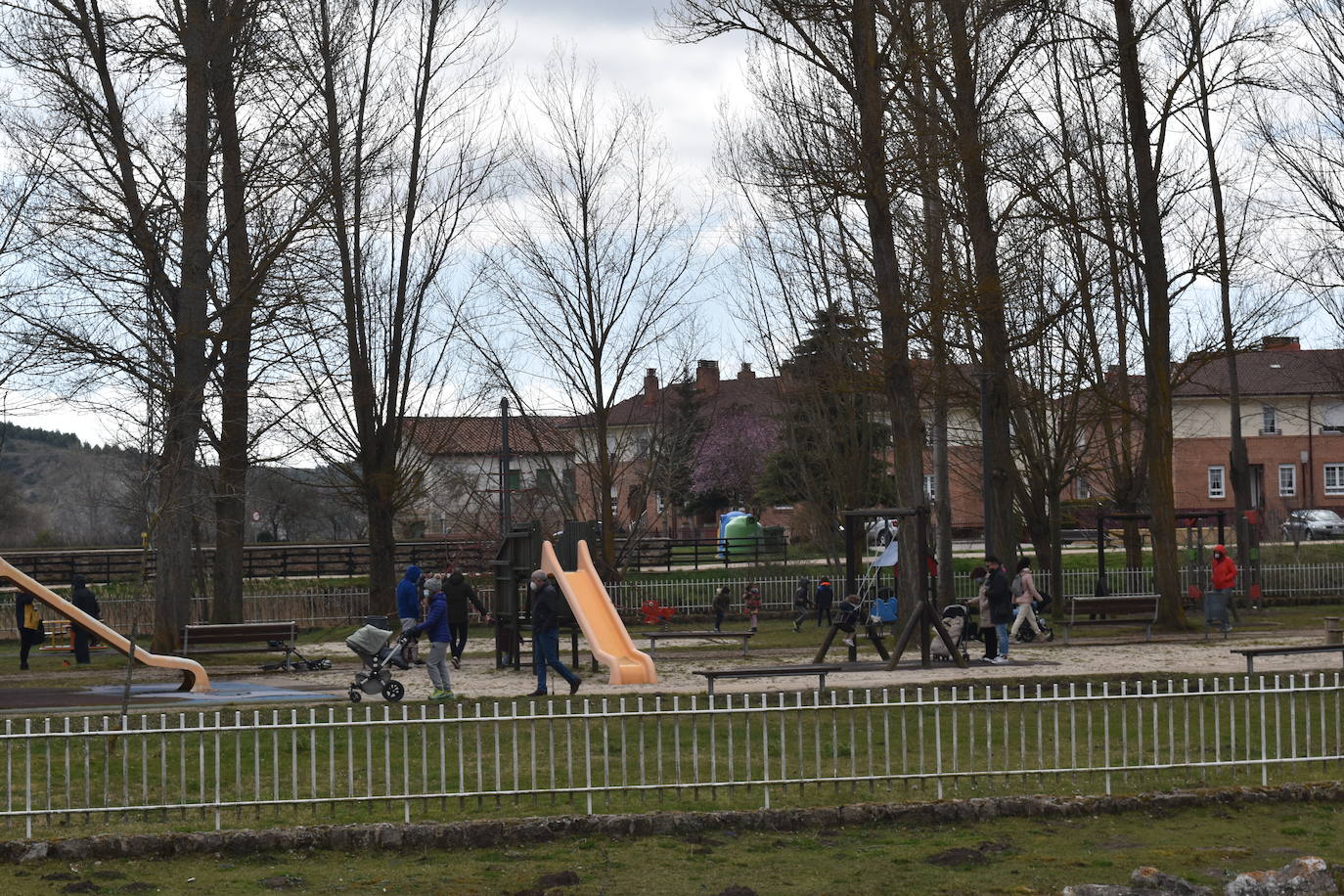 Fotos: Ilusiones infantiles en el parque de Aguilar tras un año cerrado