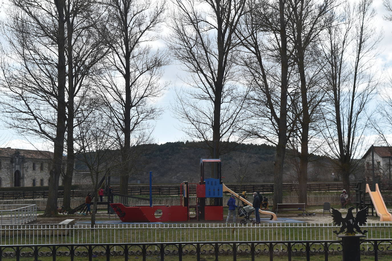 Fotos: Ilusiones infantiles en el parque de Aguilar tras un año cerrado