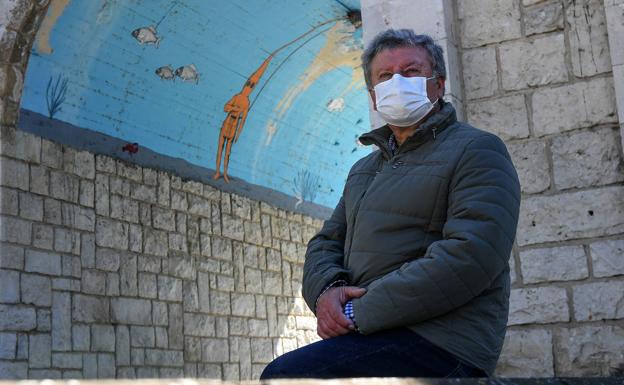 Luis Ángel Largo, bajo el mural sobre la gesta en el puente de Poniente.