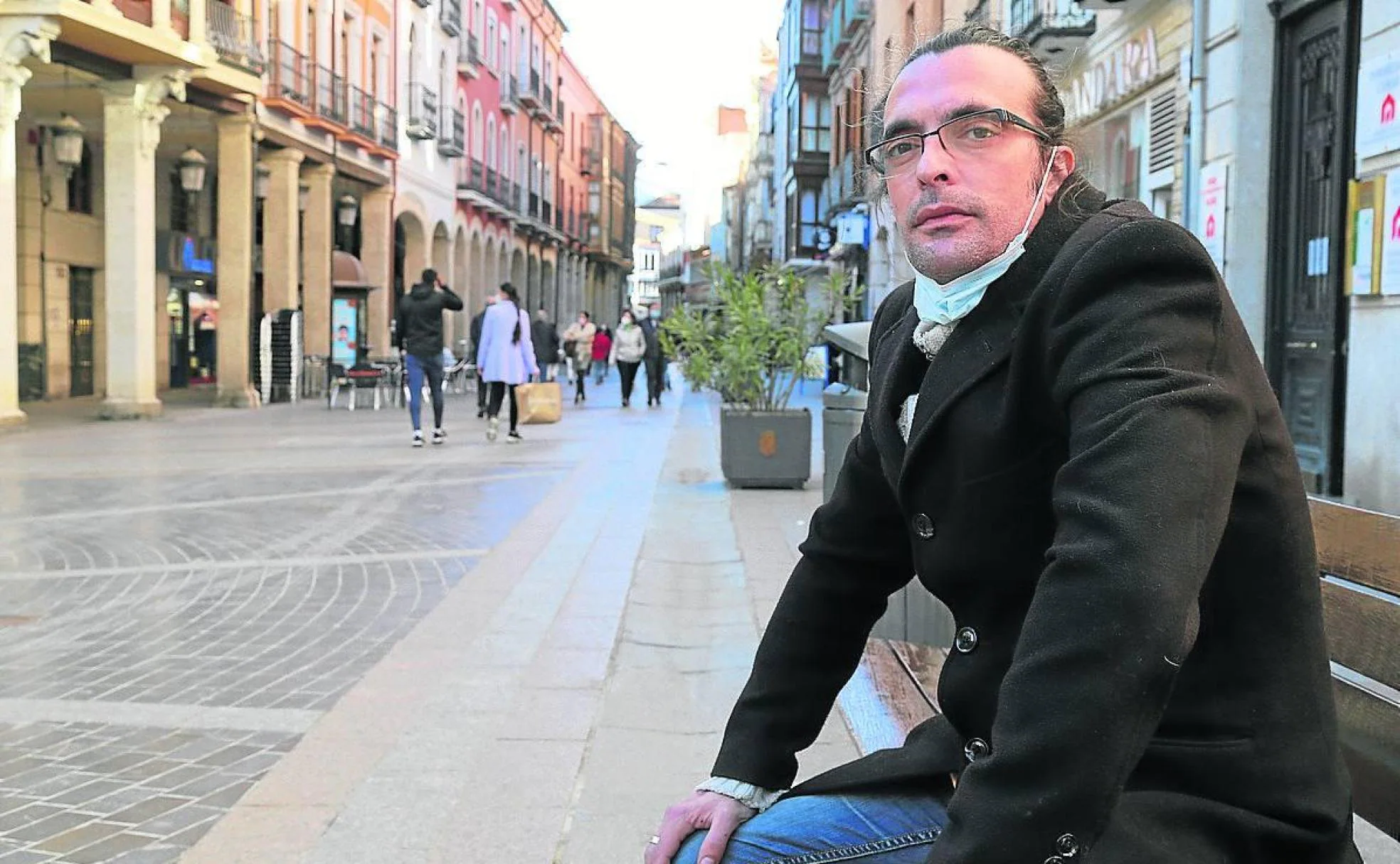 Eduardo García posa en la Calle Mayor de Palencia. 