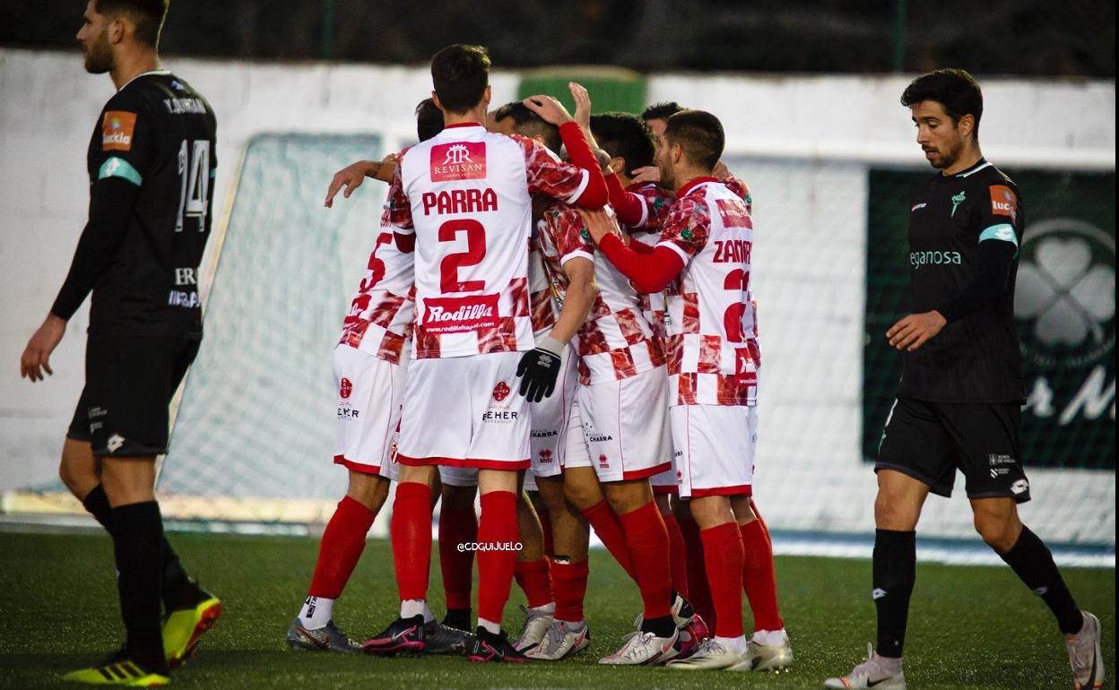 Los jugadores del CDGuijuelo celebran un tanto en el partido de la primera vuelta ante el Racing de Ferrol. 