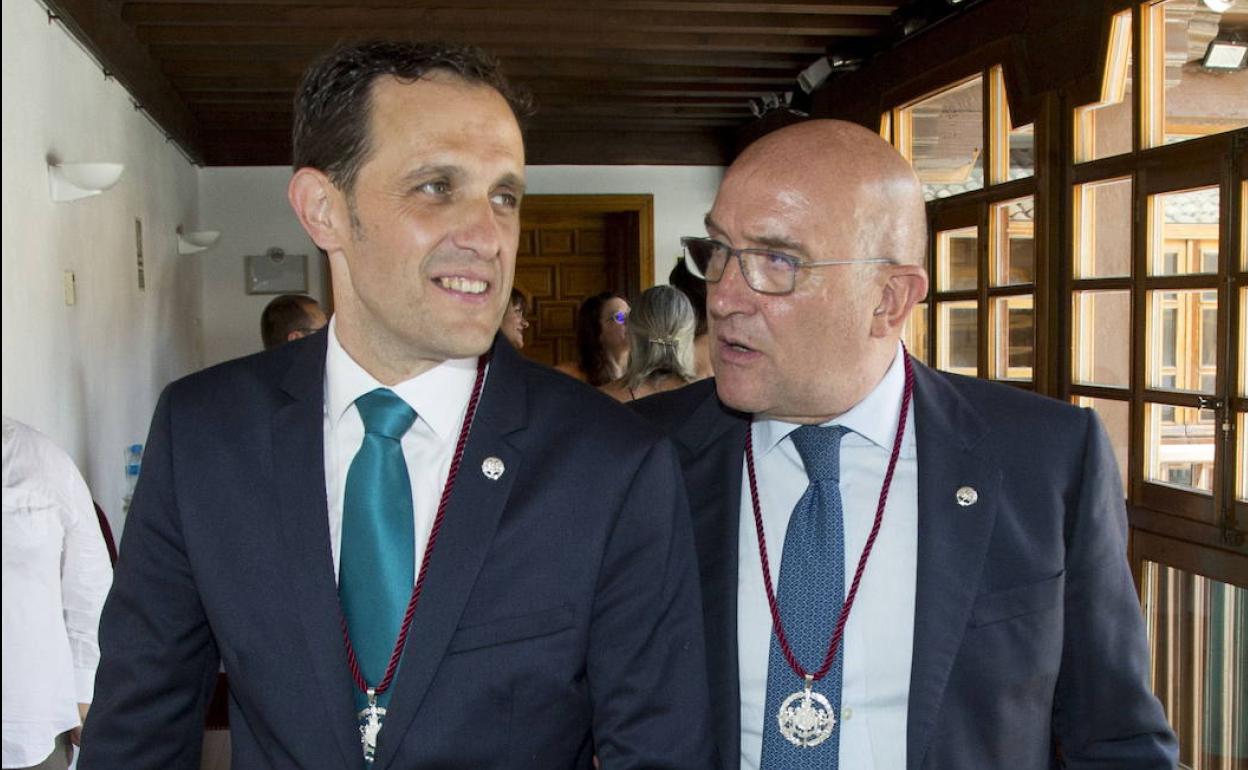 Conrado Íscar (izquierda) y Jesús Julio Carnero conversan por los pasillos del Palacio de Pimentel, en una imagen de archivo. 