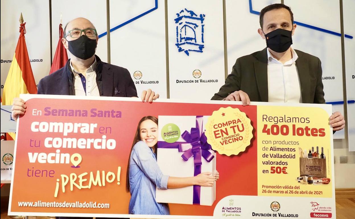 Jesús Herreras y Conrado ïscar, con el cartel promocional de la campaña. 