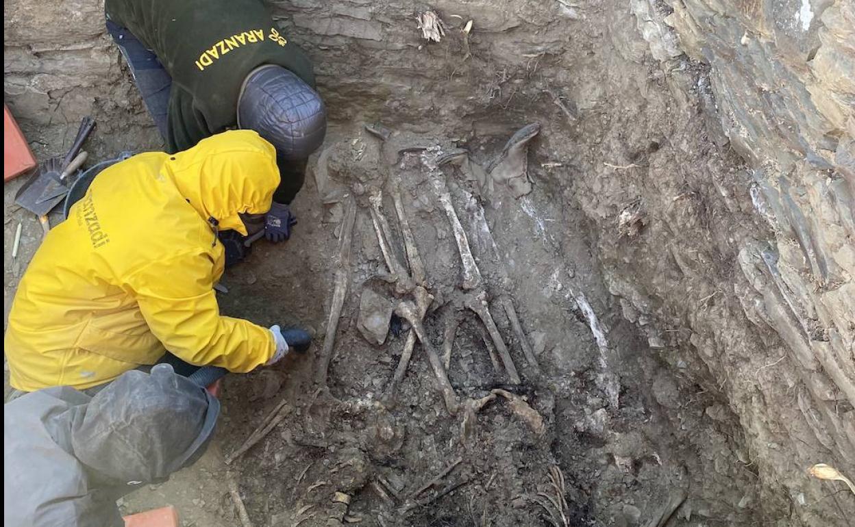 Imagen de los restos mortales localizados en Castillejo de MartínViejo. 