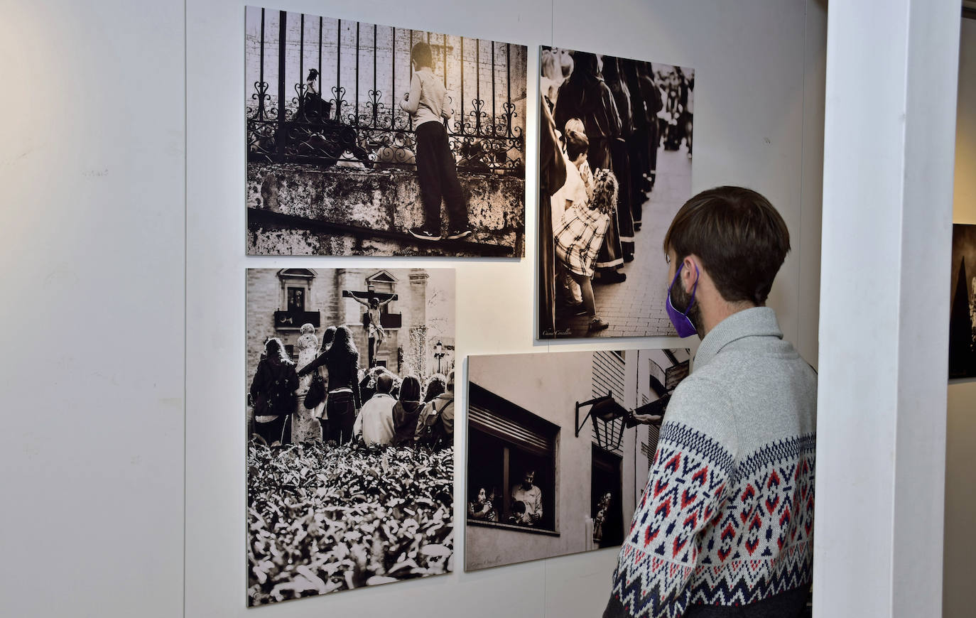 Exposición de fotografía 'Dos semanas, un encuentro 2021' realizada en la Oficina de Turismo de Valladolid, en la que se exponen imágenes de Semana Santa de autores como Chema Concellón y Fran Jiménez.