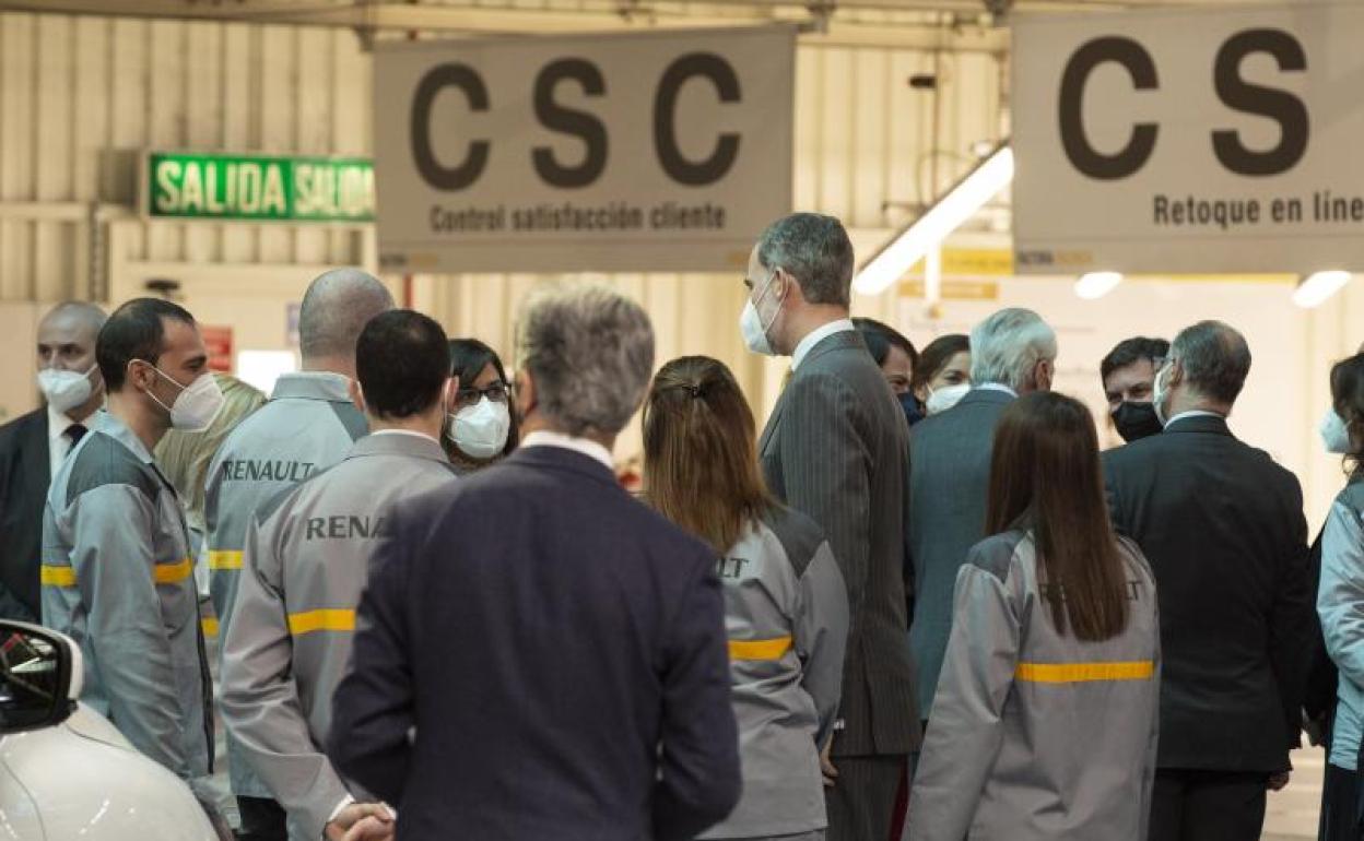 El Rey Felipe VI, con un grupo de trabajadores de Renault.