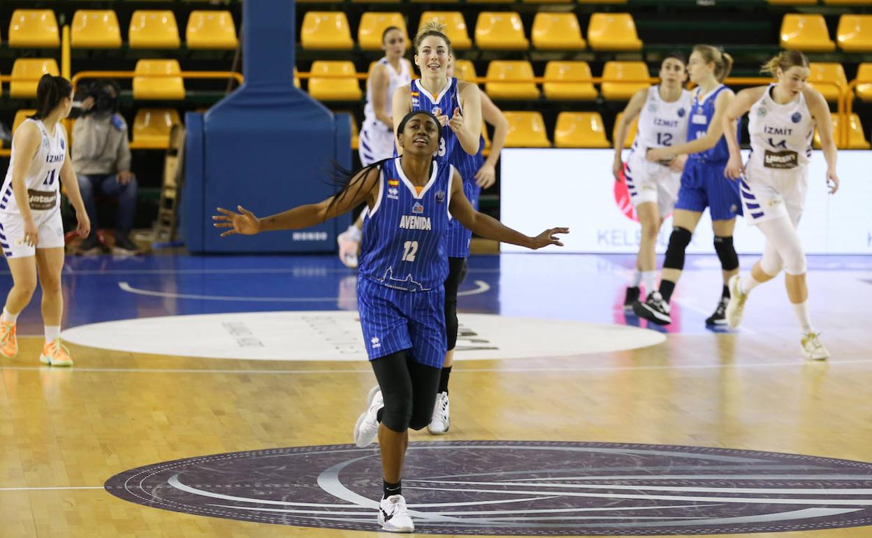 Tiffany Hayes y Katie Lou Samuelson, detrás, en un partido de Avenida. 