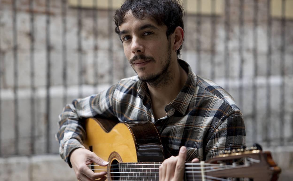 Nacho Prada, con su guitarra. 