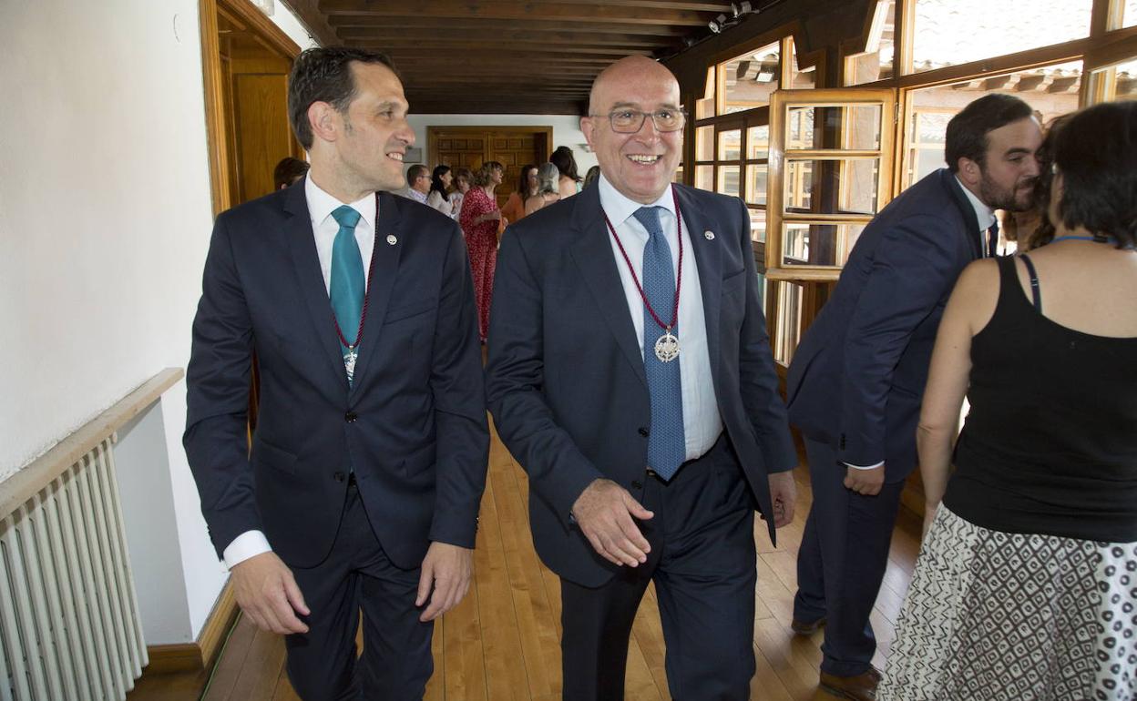 Conrado Íscar (izquierda) y Jesús Julio Carnero conversan por los pasillos del Palacio de Pimentel. 