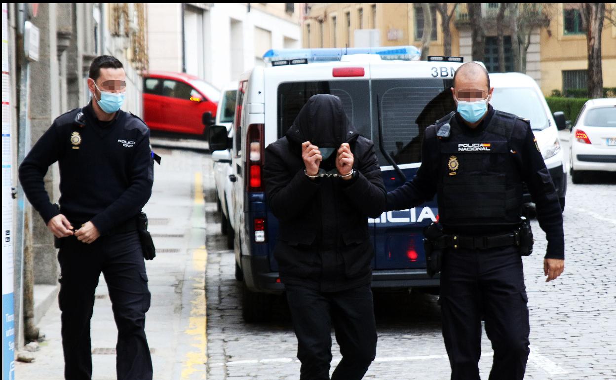 El ahora condenado llega a los juzgados de Segovia esposado y escoltado por dos policías nacionales. 