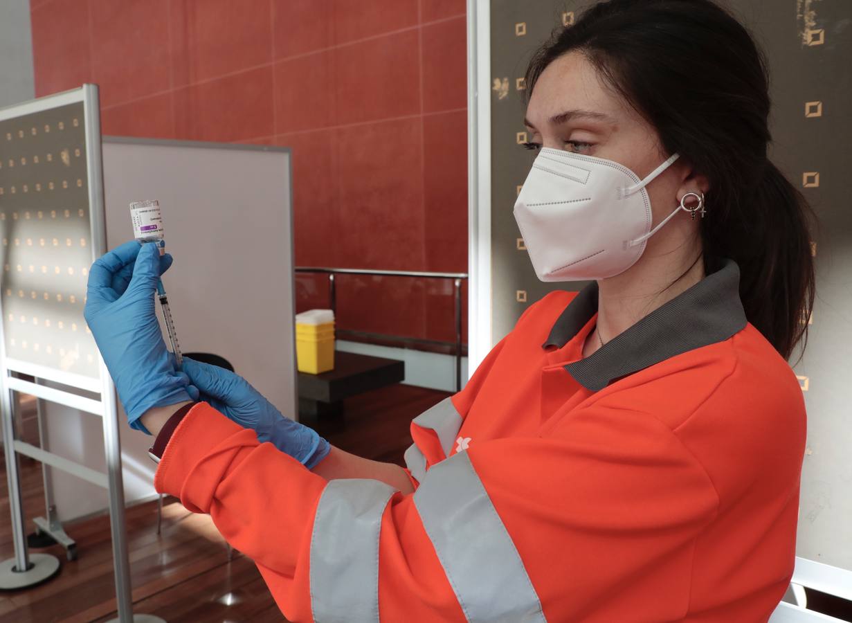 Fotos: Primera jornada de vacunación de AstraZeneca en el Miguel Delibes de Valladolid después de su suspensión