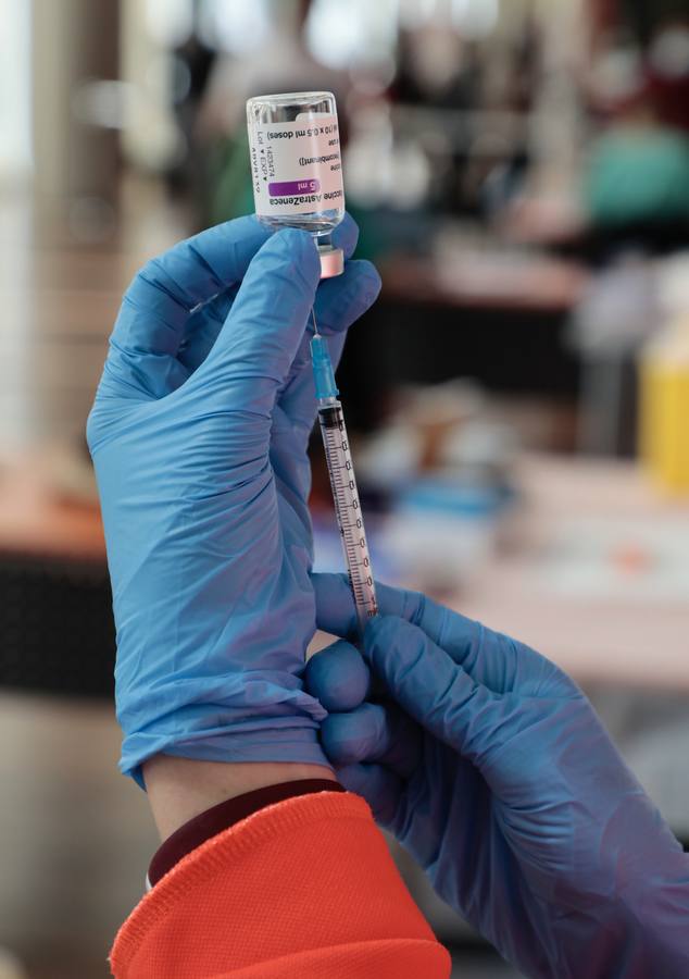 Fotos: Primera jornada de vacunación de AstraZeneca en el Miguel Delibes de Valladolid después de su suspensión