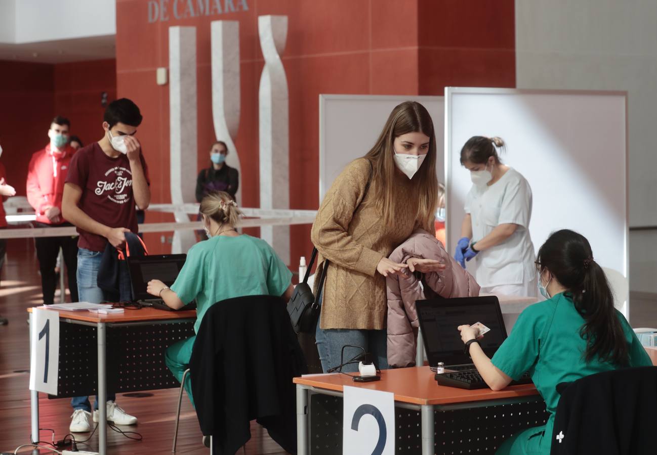 Fotos: Primera jornada de vacunación de AstraZeneca en el Miguel Delibes de Valladolid después de su suspensión