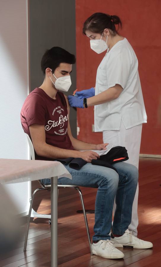 Fotos: Primera jornada de vacunación de AstraZeneca en el Miguel Delibes de Valladolid después de su suspensión