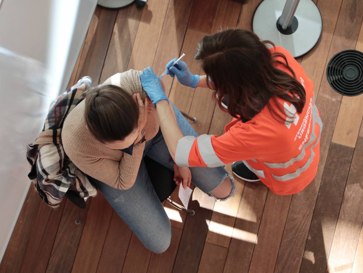 Fotos: Primera jornada de vacunación de AstraZeneca en el Miguel Delibes de Valladolid después de su suspensión