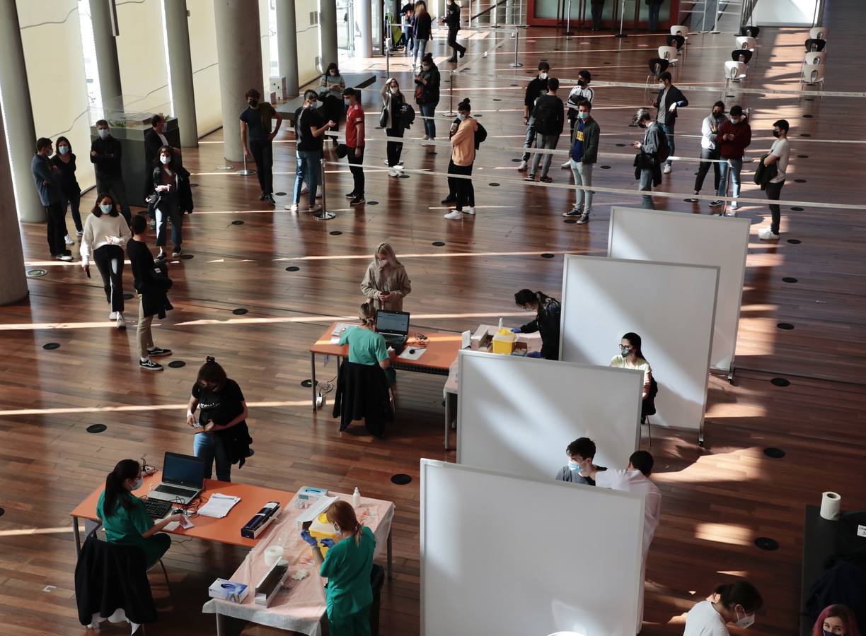 Fotos: Primera jornada de vacunación de AstraZeneca en el Miguel Delibes de Valladolid después de su suspensión