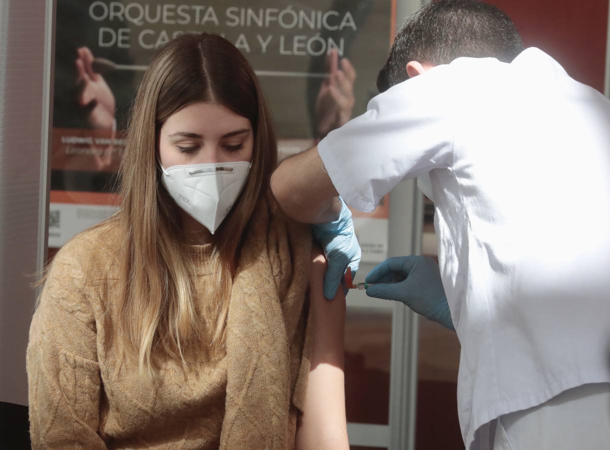 Fotos: Primera jornada de vacunación de AstraZeneca en el Miguel Delibes de Valladolid después de su suspensión