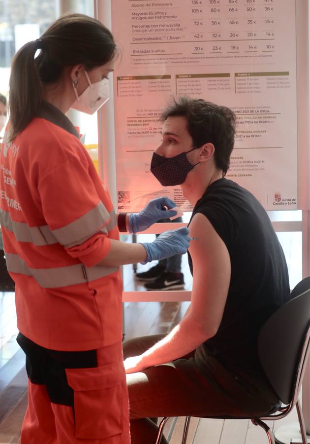 Fotos: Primera jornada de vacunación de AstraZeneca en el Miguel Delibes de Valladolid después de su suspensión