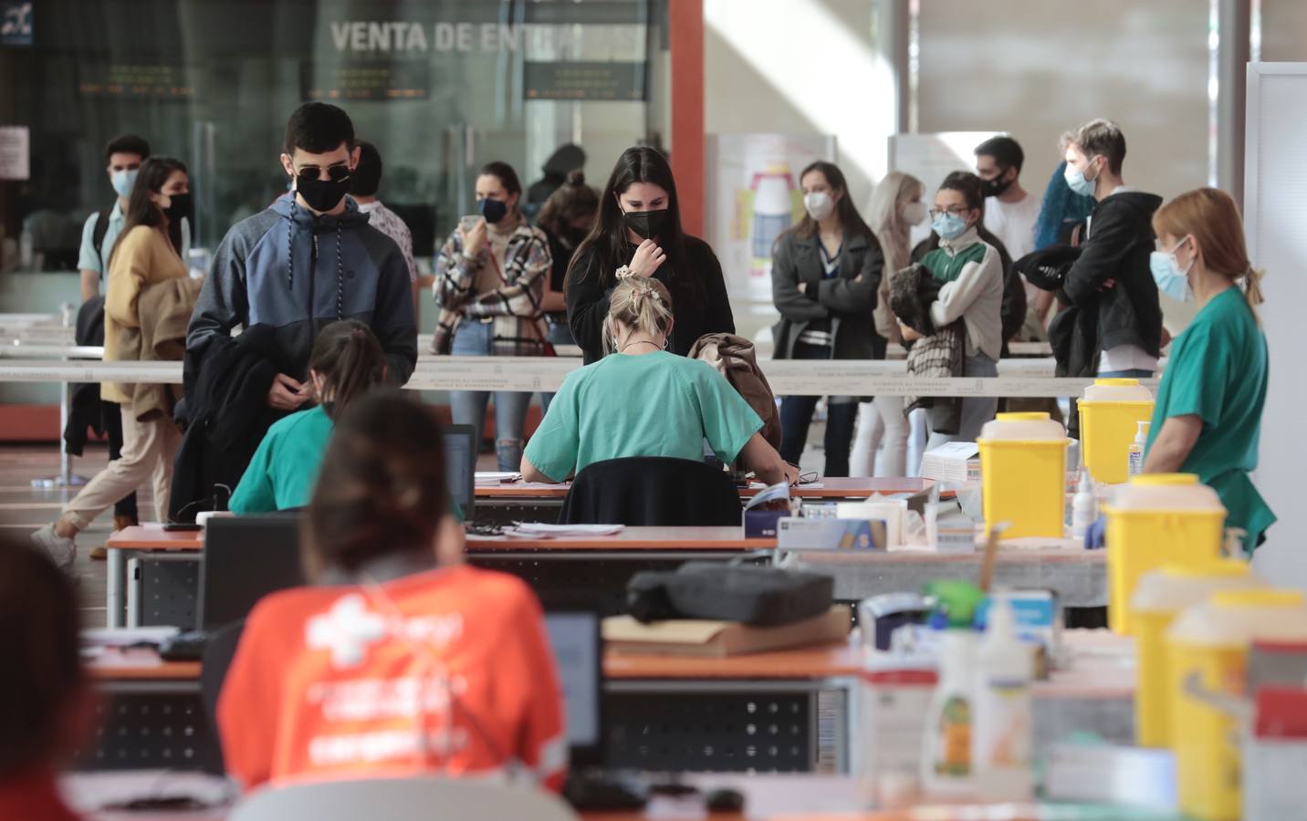 Fotos: Primera jornada de vacunación de AstraZeneca en el Miguel Delibes de Valladolid después de su suspensión