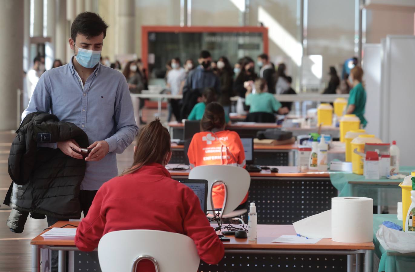 Fotos: Primera jornada de vacunación de AstraZeneca en el Miguel Delibes de Valladolid después de su suspensión