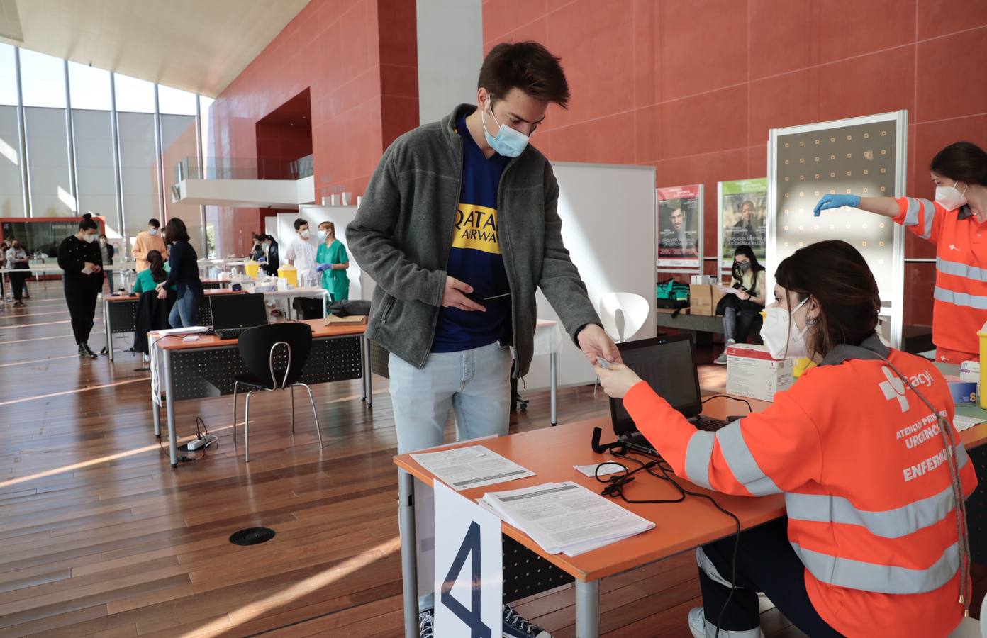 Fotos: Primera jornada de vacunación de AstraZeneca en el Miguel Delibes de Valladolid después de su suspensión