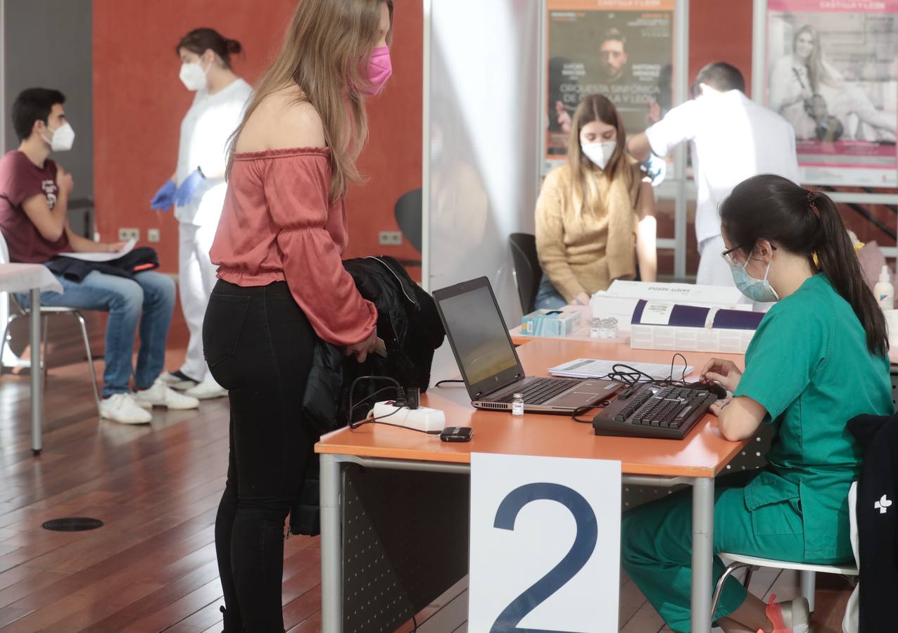 Fotos: Primera jornada de vacunación de AstraZeneca en el Miguel Delibes de Valladolid después de su suspensión