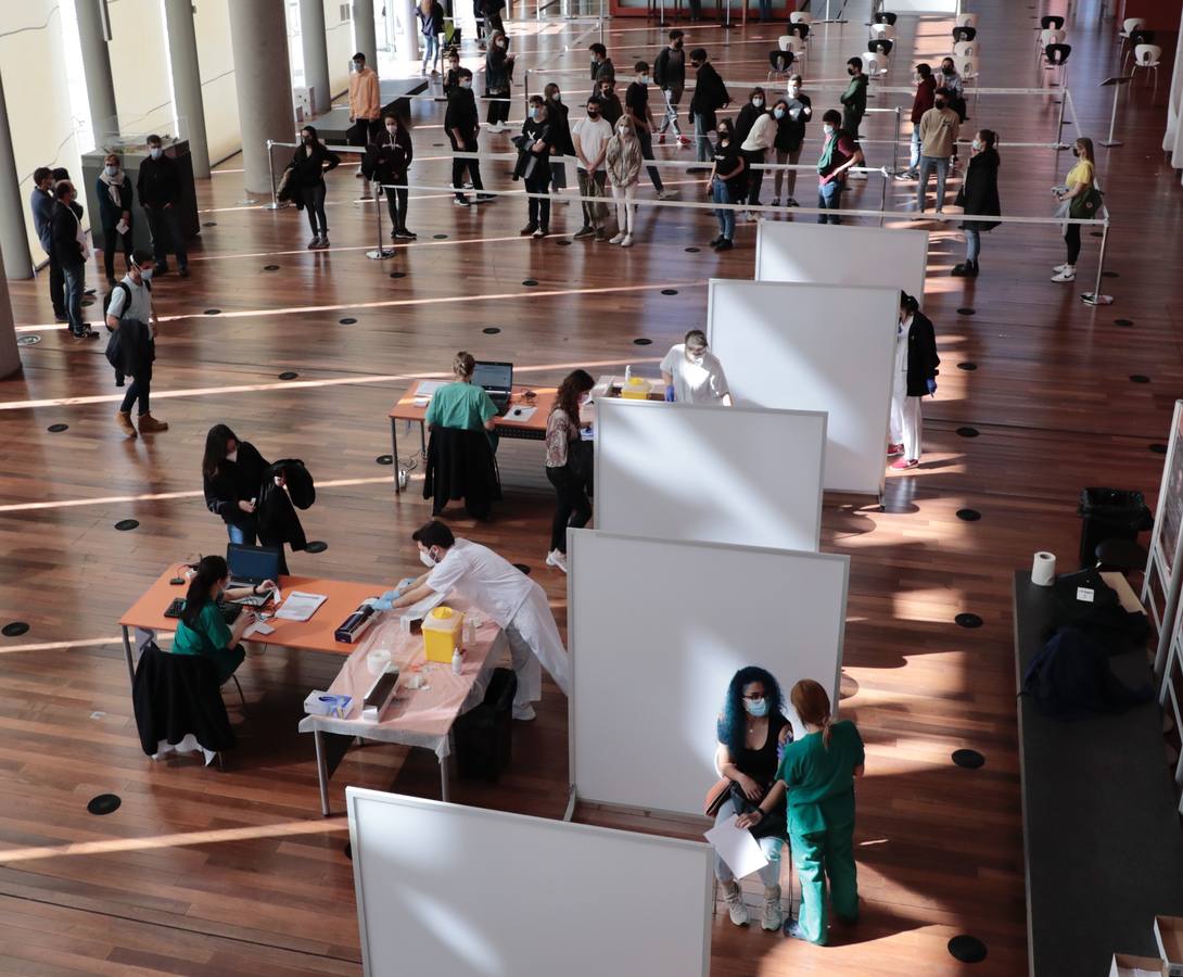 Fotos: Primera jornada de vacunación de AstraZeneca en el Miguel Delibes de Valladolid después de su suspensión