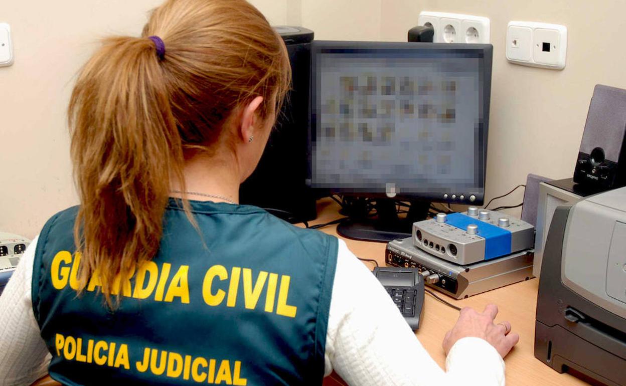 Una agente efectúa un rastreo de posibles redes pedófilas en Internet.