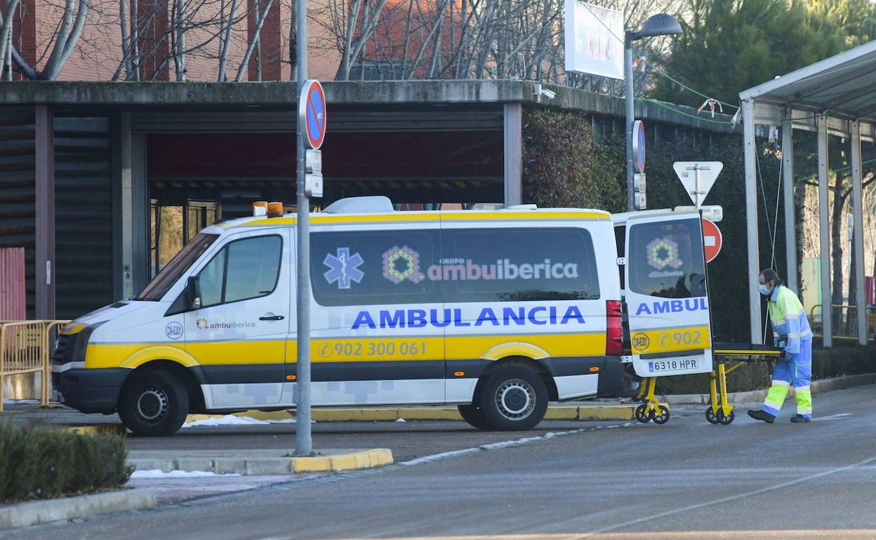 Los hospitales de Valladolid registraron cuatro fallecidos. En la imagen, una ambulancia en el acceso al Río Hortega.