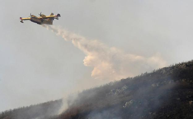 Imagen principal - Efectivos aéreos en la lucha contra el fuego este miércoles. 