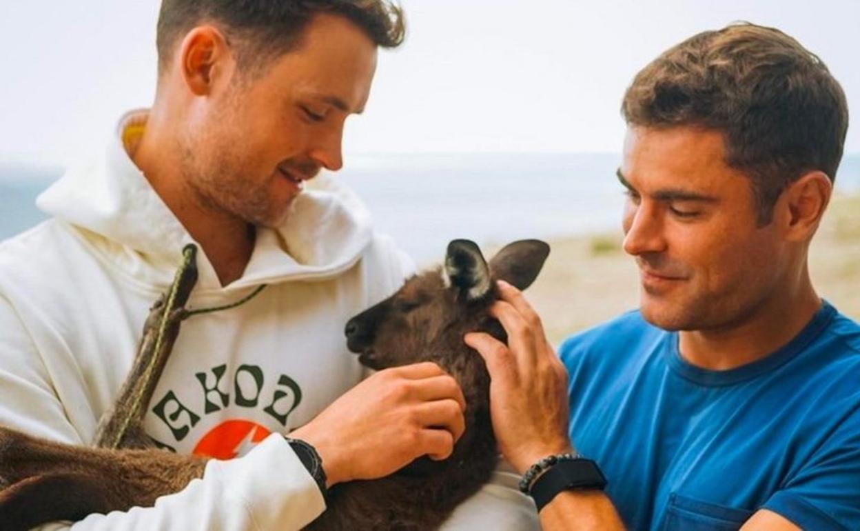 Los hermanos Dylan y Zac Efron en Australia. 