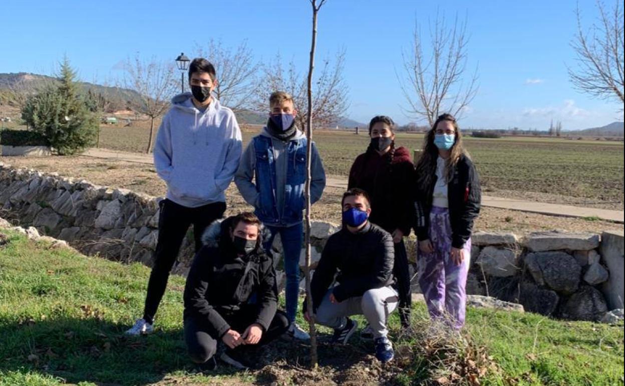 Integrantes de Oliduero plantando un árbol. 