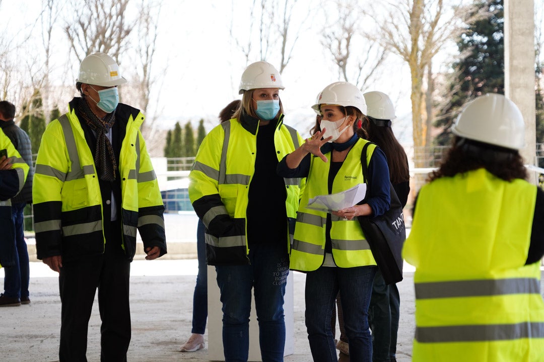 Isabel Blanco durante su visita a las obras de la nueva residencia de Puente Ladrillo en Salamanca