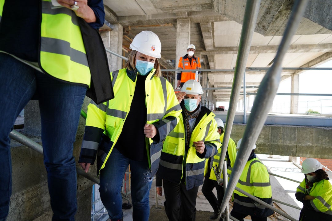 Isabel Blanco durante su visita a las obras de la nueva residencia de Puente Ladrillo en Salamanca