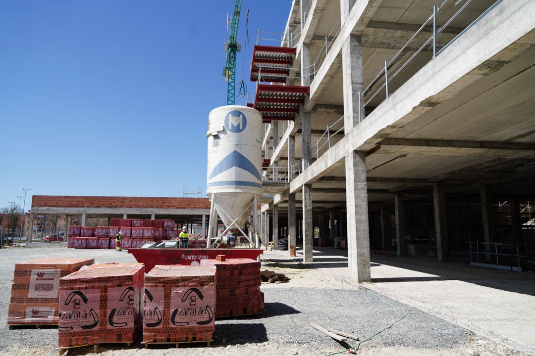 Isabel Blanco durante su visita a las obras de la nueva residencia de Puente Ladrillo en Salamanca