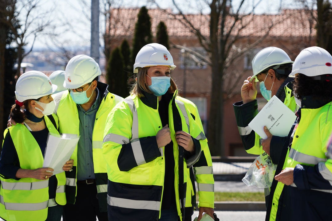 Isabel Blanco durante su visita a las obras de la nueva residencia de Puente Ladrillo en Salamanca