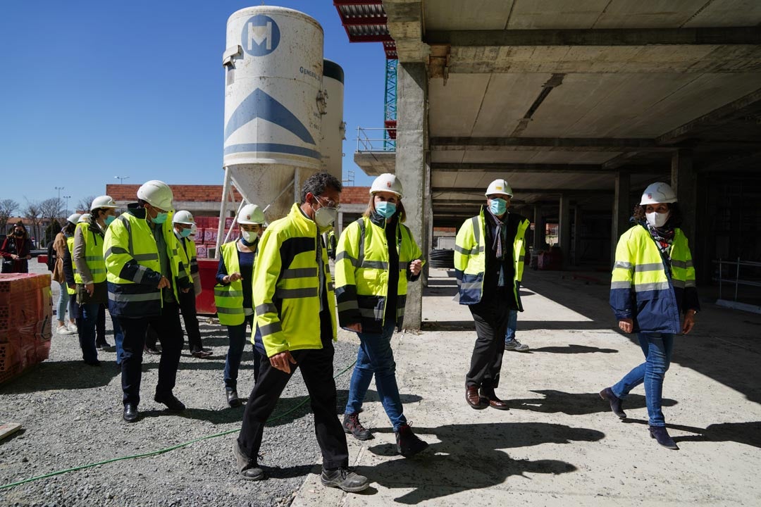 Isabel Blanco durante su visita a las obras de la nueva residencia de Puente Ladrillo en Salamanca