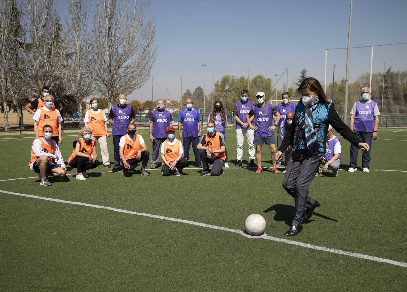 Galería. La concejala de Educación, Infancia, Juventud e Igualdad, María Victoria Soto, realiza el saque de honor del evento