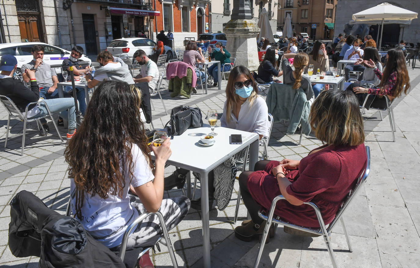 Las terrazas de los establecimientos de la Plaza Mayor y Portugalete rebosaban de clientes gracias al buen tiempo. 