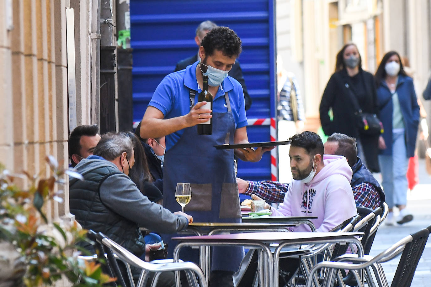 Las terrazas de los establecimientos de la Plaza Mayor y Portugalete rebosaban de clientes gracias al buen tiempo. 