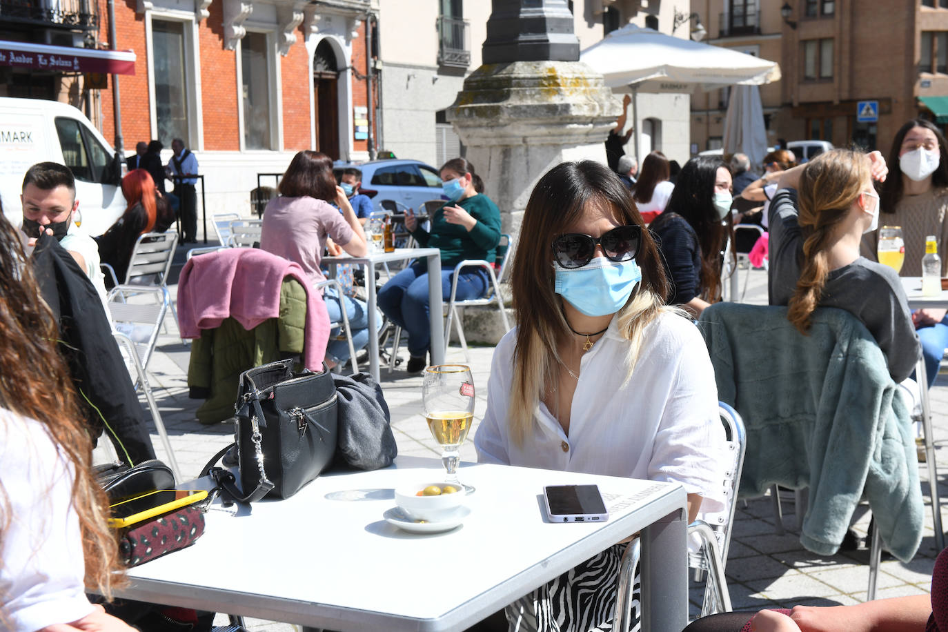 Las terrazas de los establecimientos de la Plaza Mayor y Portugalete rebosaban de clientes gracias al buen tiempo. 