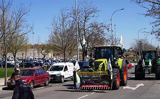 Tres tractores encabezaron la caravana.