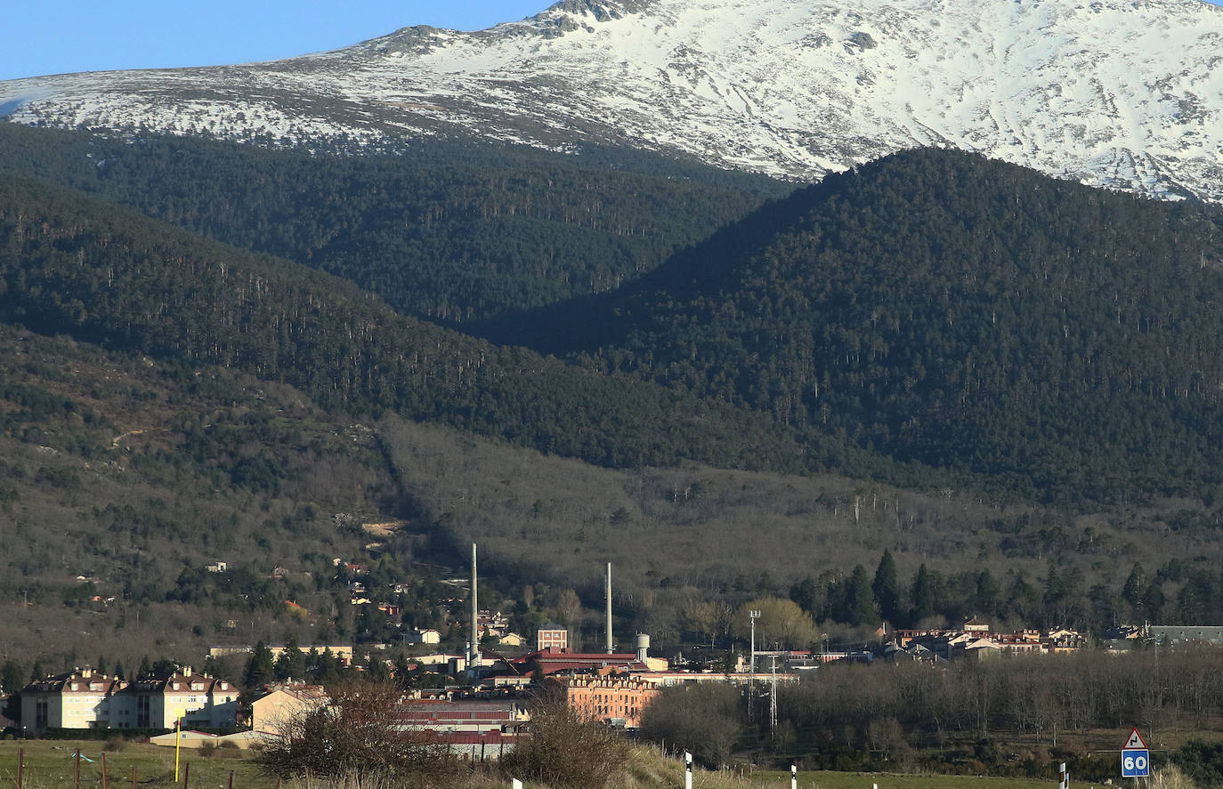 Núcleo de población del Real Sito de San Ildefonso, con la sierra de Guadarrama al fondo.