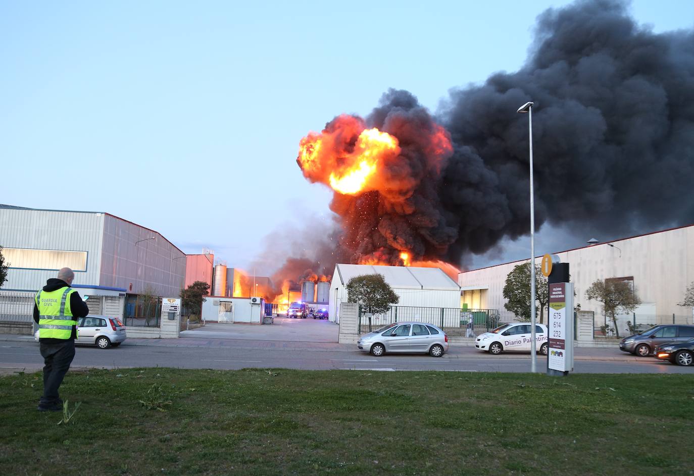 Fotos: Espectacular incendio en una fábrica de Venta de Baños