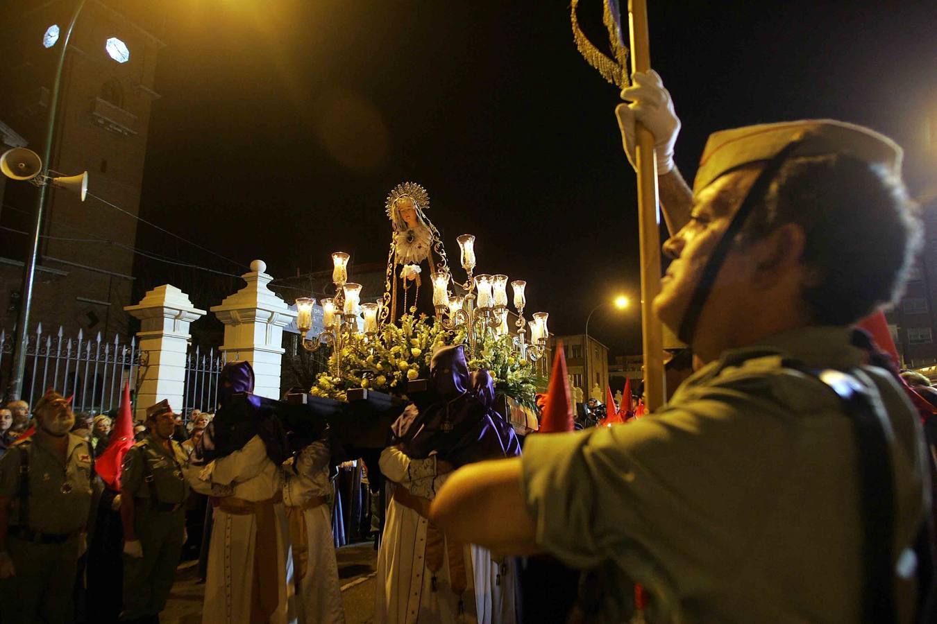 2008. Los veteranos legionarios se cuadran ante el paso de la imagen de Nuestra Señora de los Dolores.