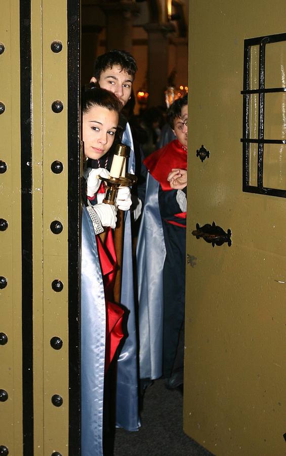 2010. Jóvenes cofrades antes de la procesión de la Exaltación de la Santa Cruz y Nuestra Señora de los Dolores en el barrio de Las Delicias.