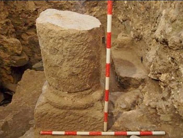 Columna hallada durante la excavación.