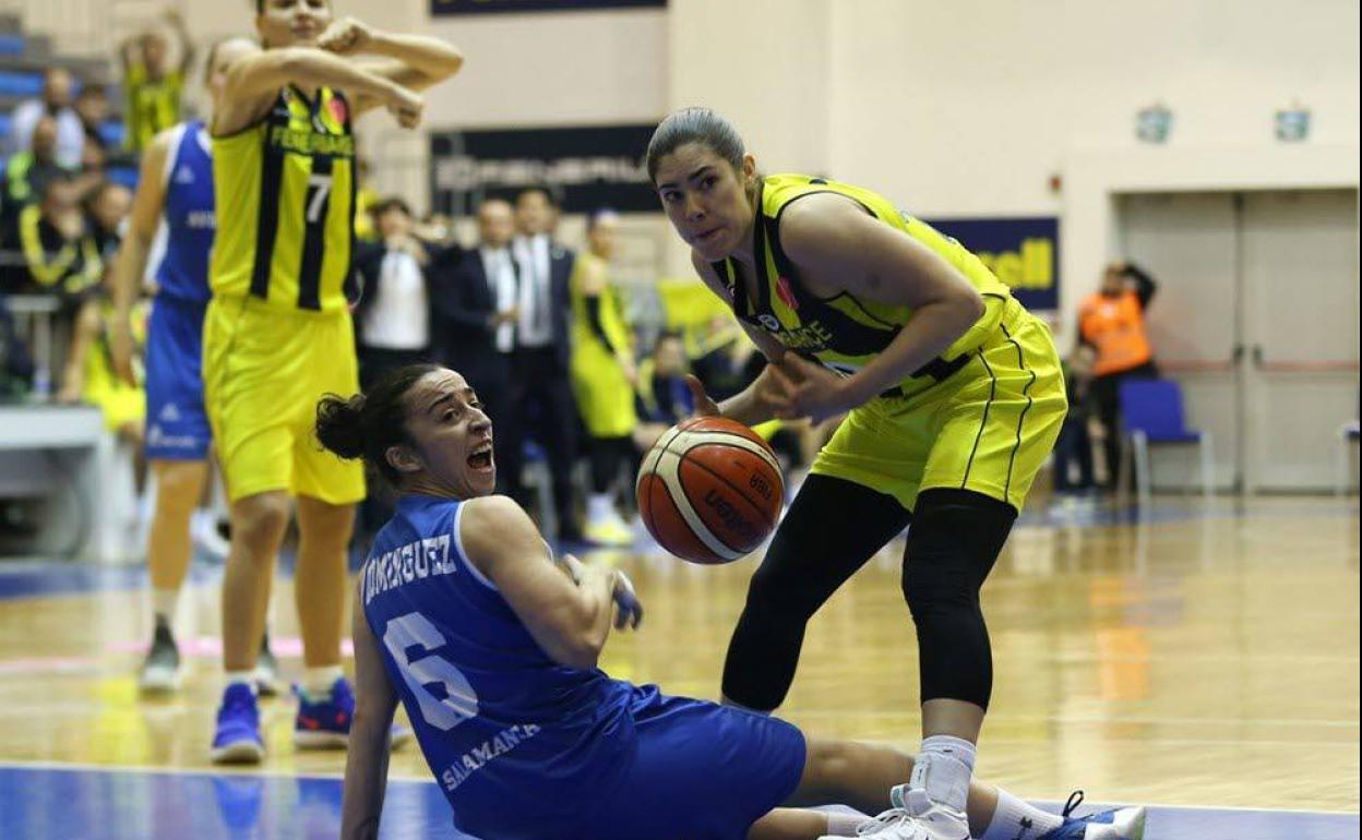 Imagen de un partido entre Avenida y Fenerbahce en Estambul hace un parde años.